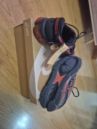 Zapatillas Asics Negras y Rojas