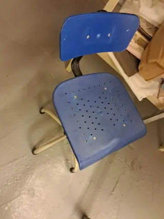 Silla azul y beige de metal y plástico