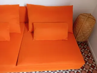 Sofá modular Ikea naranja y el puff