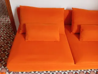 Sofá modular Ikea naranja y el puff