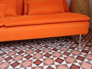 Sofá modular Ikea naranja y el puff