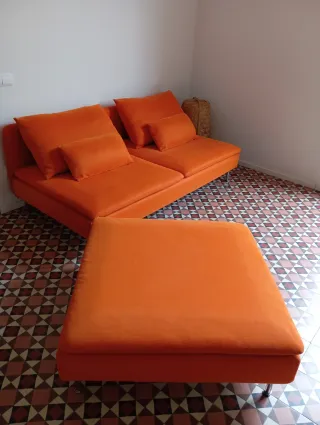 Sofá modular Ikea naranja y el puff