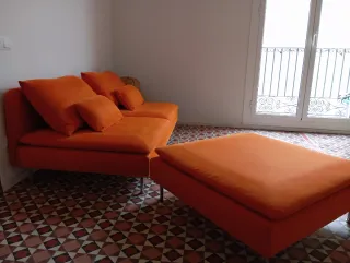 Sofá modular Ikea naranja y el puff