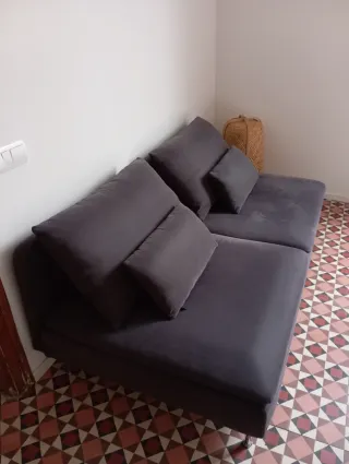 Sofá modular Ikea naranja y el puff