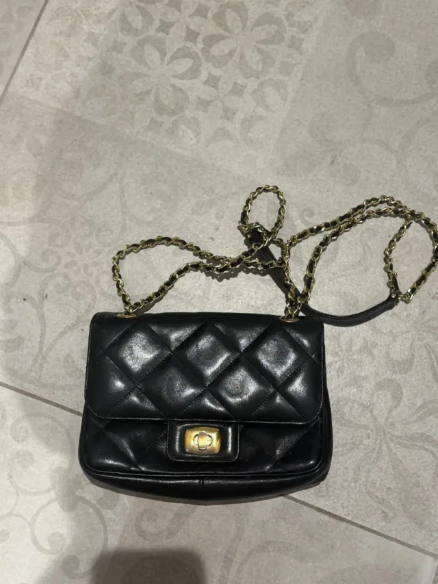 Bolso negro estilo Chanel
