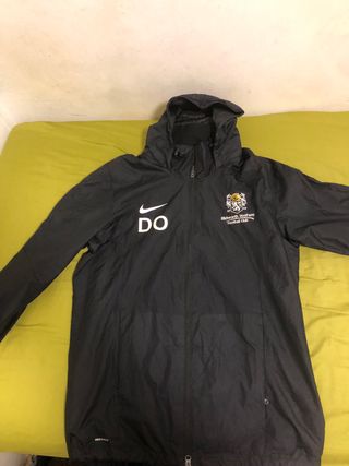 Chaqueta Nike Negra con Logo y Escudo