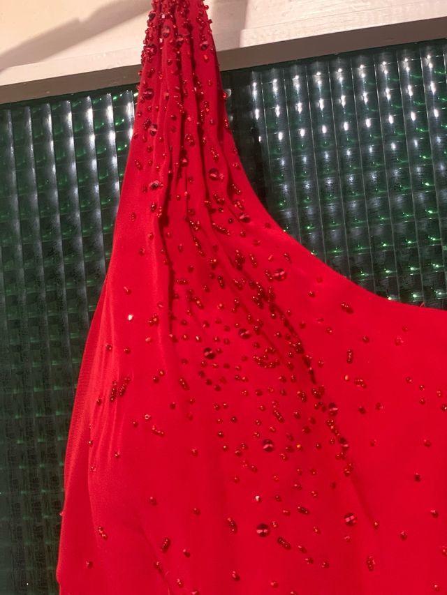 Vestido largo rojo pedrería con cola