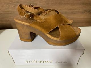 Sandalias tacón cuña marrón