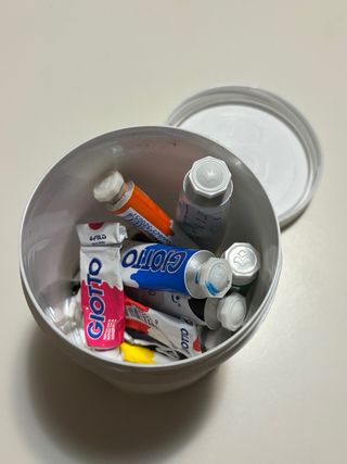 Barattolo con tempere Giotto