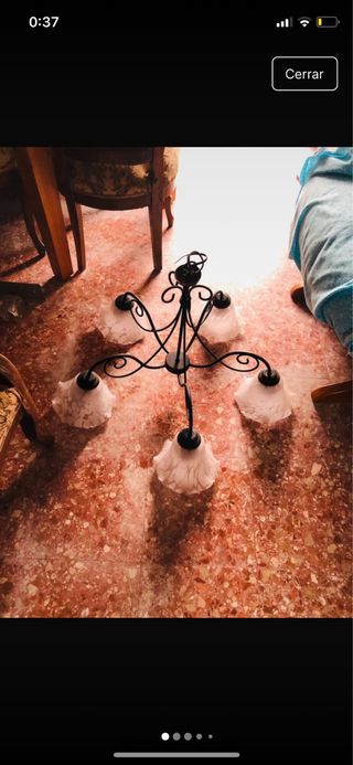Lámpara de hierro forjado con tulipanes