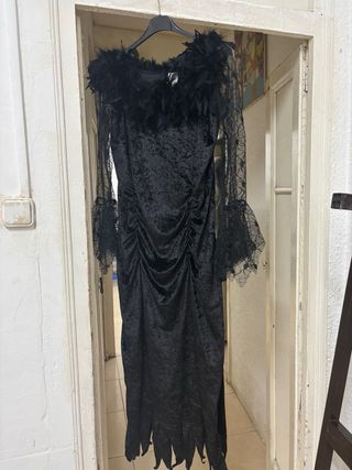 Disfraz negro con plumas y encaje
