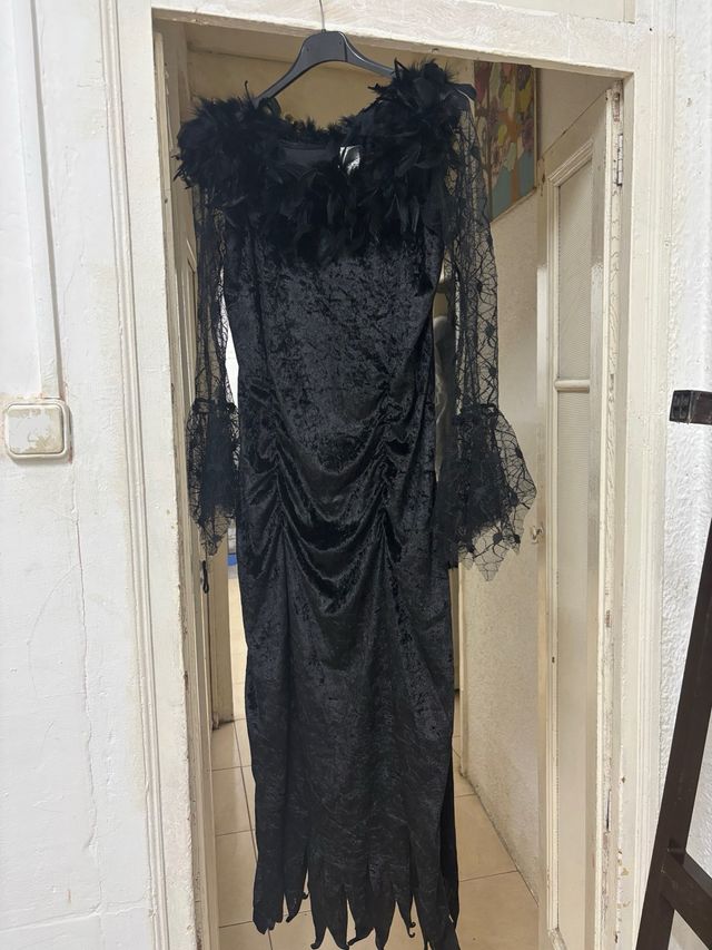Disfraz negro con plumas y encaje