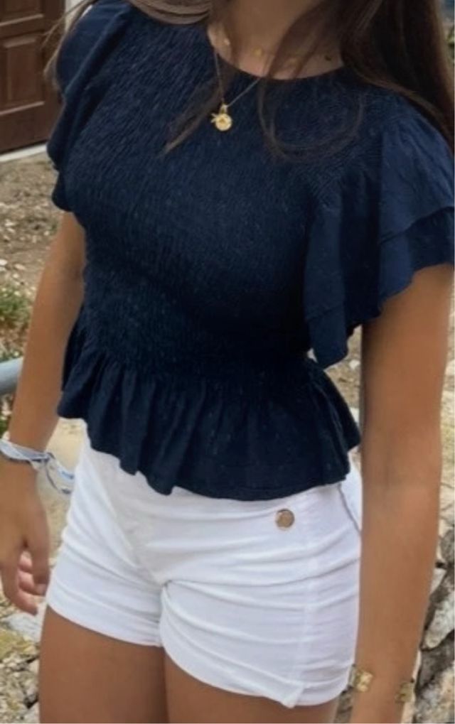 Top azul con detalles dorados