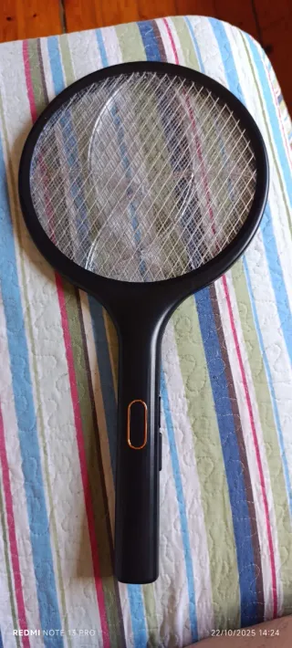 Raqueta eléctrica mata moscas y mosquitos