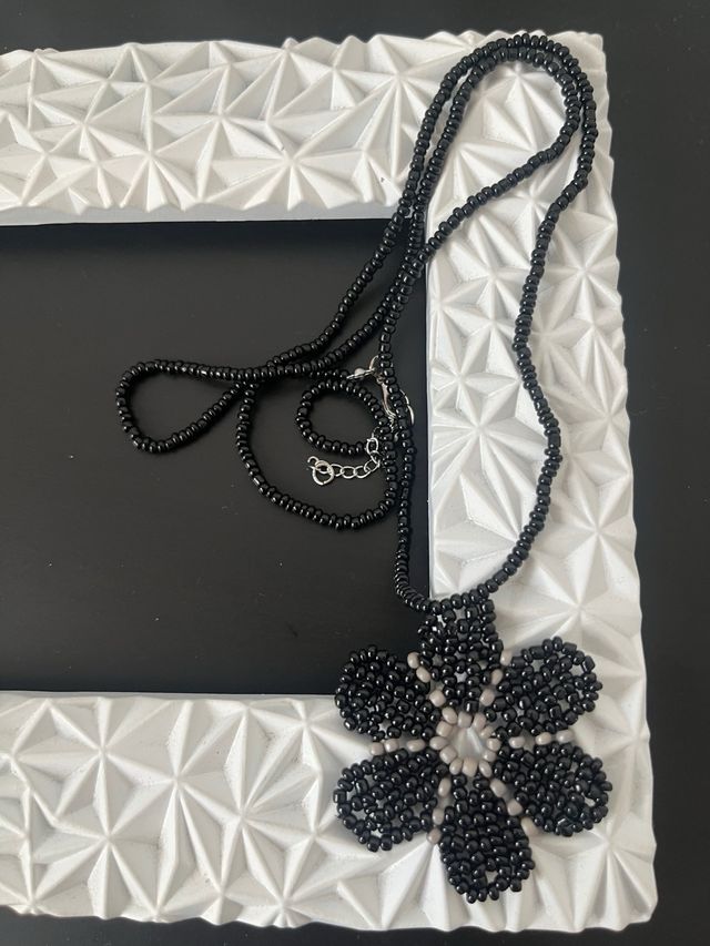 Collar artesanal flor negra y gris