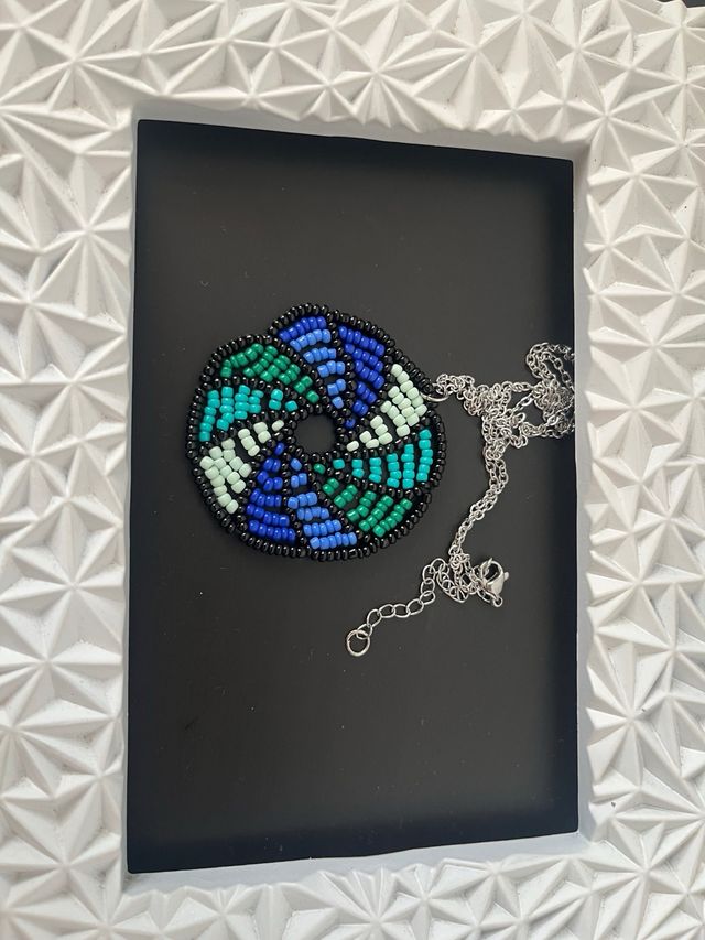 Collar artesanal flor negra y gris