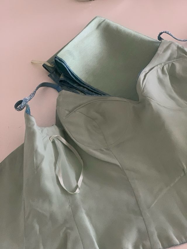 Falda larga verde azulado con corpiño y fular