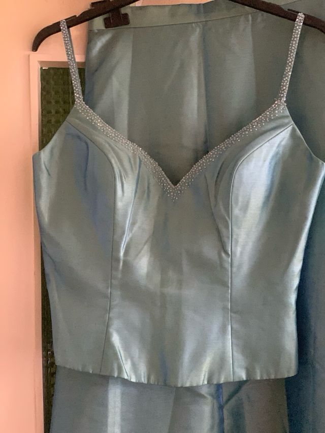 Falda larga verde azulado con corpiño y fular