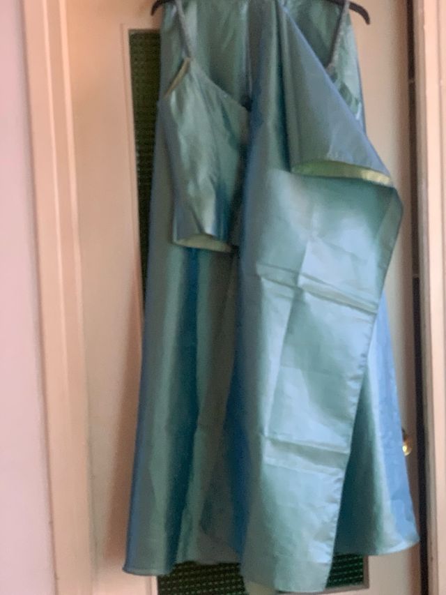 Falda larga verde azulado con corpiño y fular