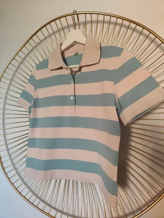 Polo Uniqlo crop rayas rosa y azul claro.