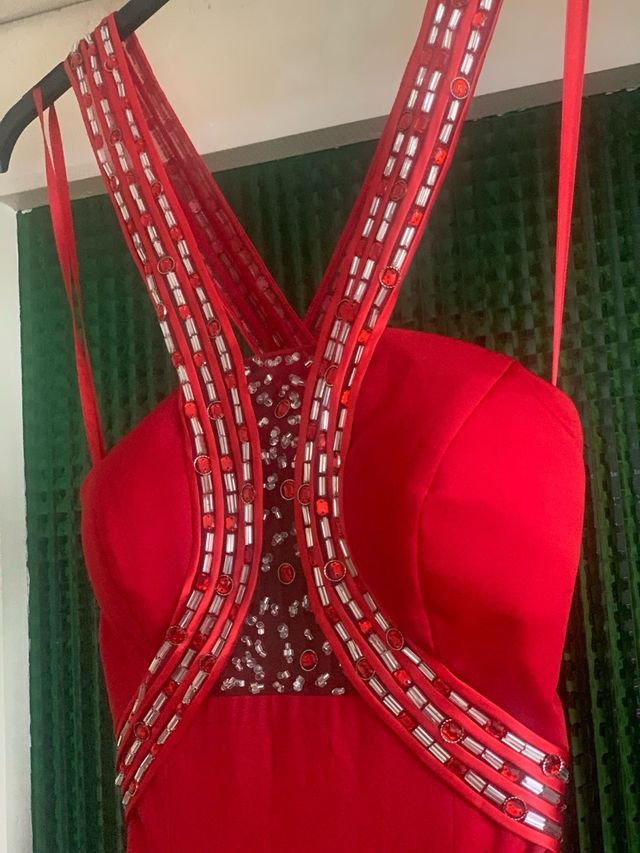 Vestido largo rojo con pedrería