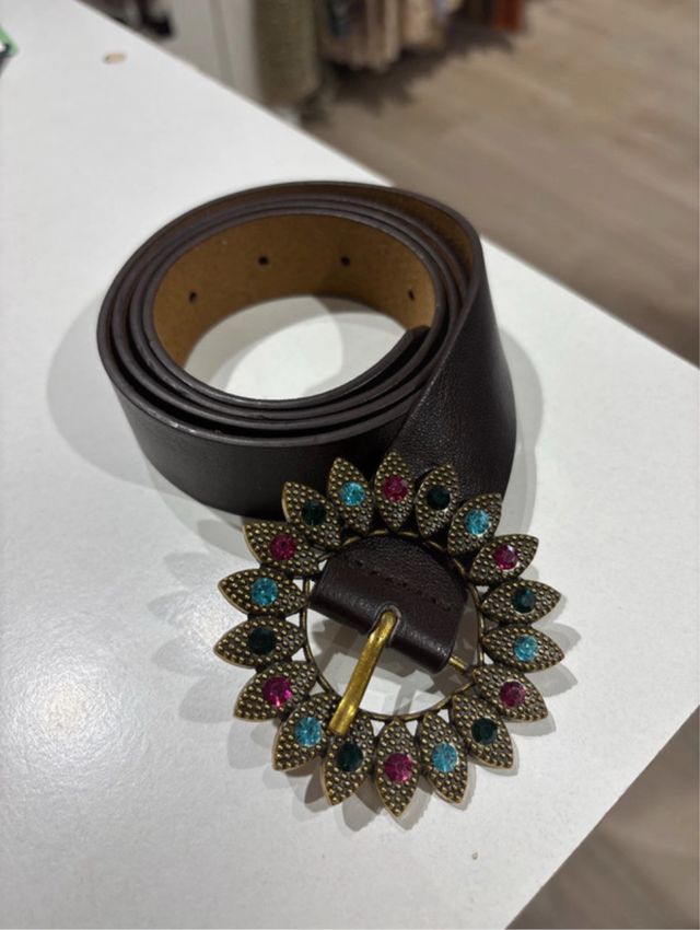 Cinturón con hebilla de flor