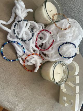 Pulseras brillantes de cuentas