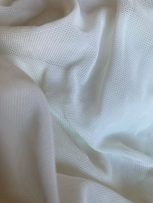 Top blanco de tirantes con drapeado