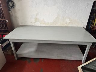 Mesa de madera grande con estante