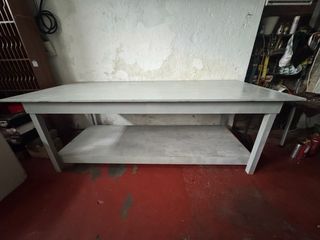 Mesa de madera grande con estante