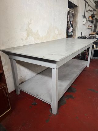 Mesa de madera grande con estante
