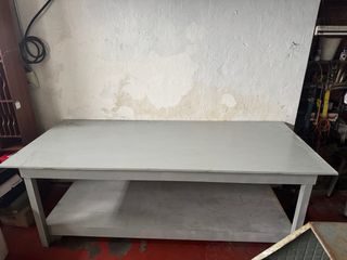 Mesa de madera grande con estante