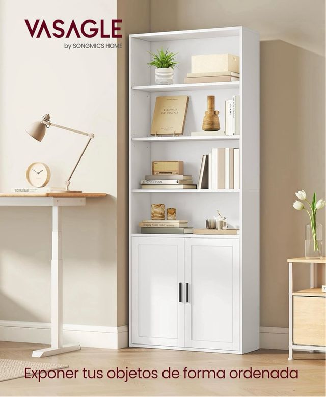 Estantería blanca con puertas