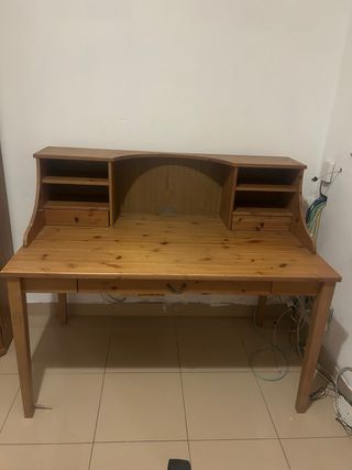 Scrivania in legno con cassetti