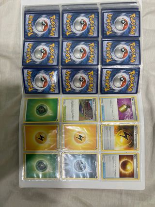 Álbum Pokémon con 200 cartas