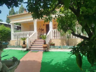 Casa de campo con jardín y barbacoa