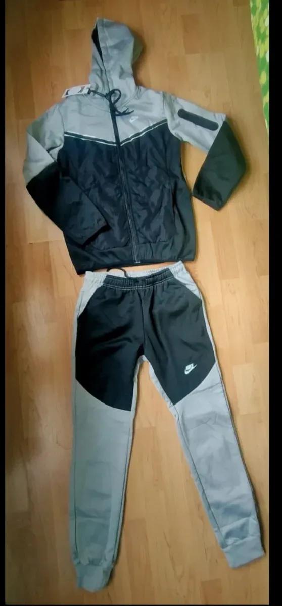 Conjunto deportivo Nike gris y negro. Azul y negro
