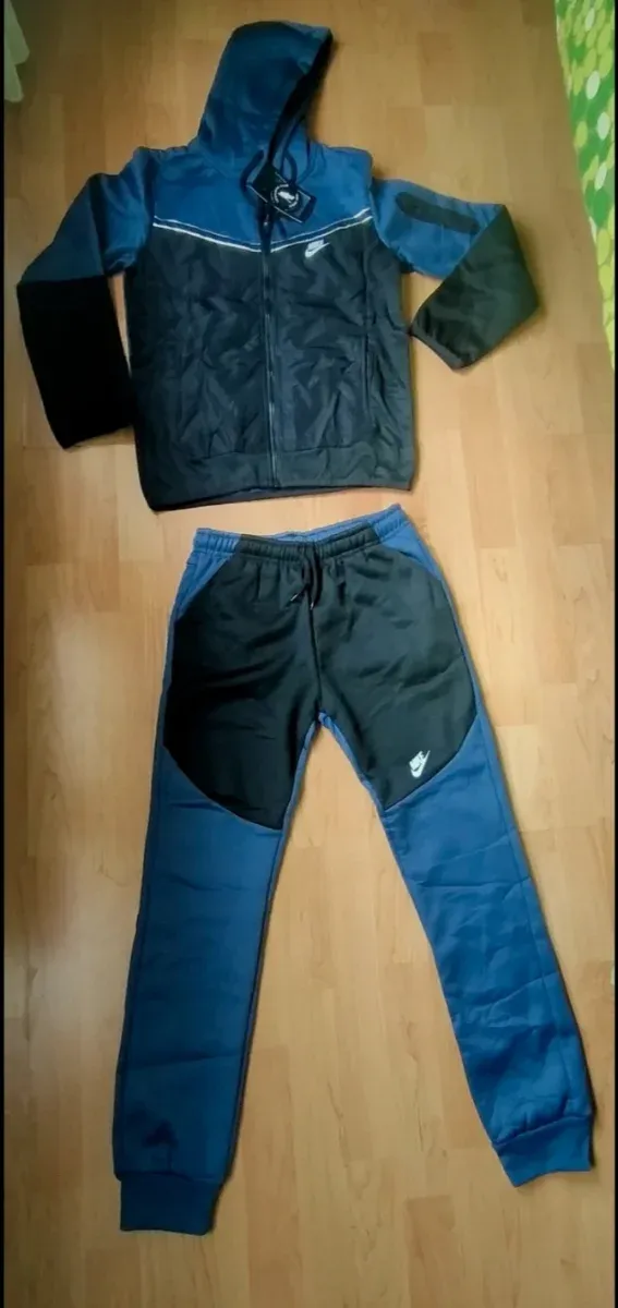 Conjunto deportivo Nike gris y negro. Azul y negro