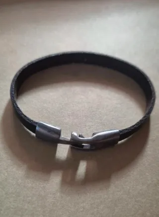 Pulsera con cierre plateado y detalle 50