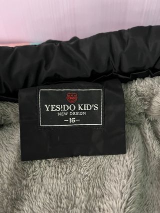 Giubbotto nero con cappuccio