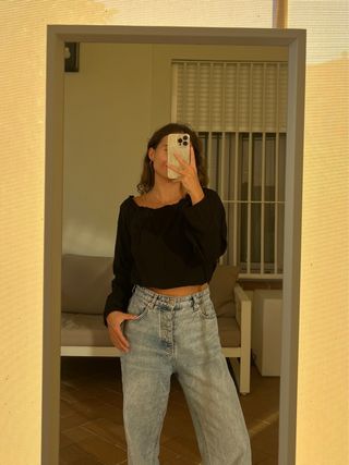 Blusa negra multiposición ajustable