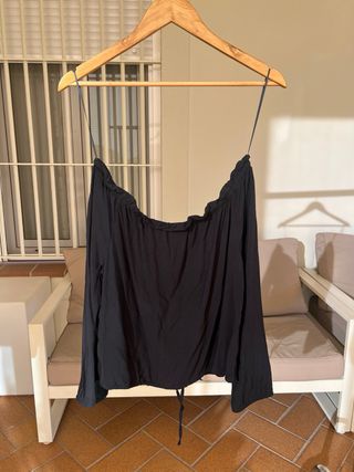 Blusa negra multiposición ajustable