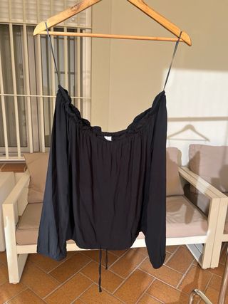 Blusa negra multiposición ajustable