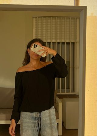 Blusa negra multiposición ajustable