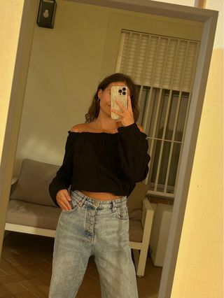 Blusa negra multiposición ajustable