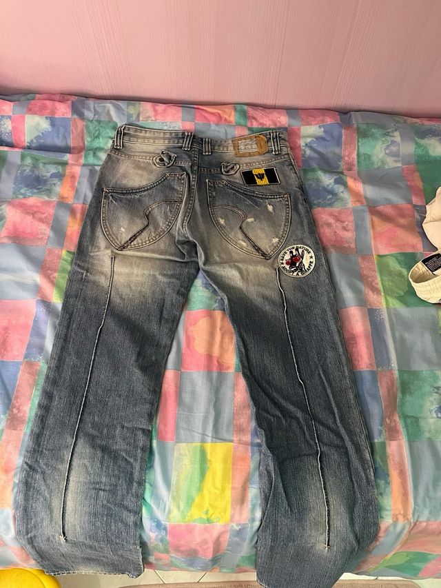 Jeans uomo strappati con patch