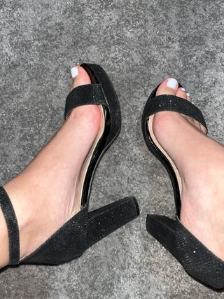 Tacones brillantes negros, marca local