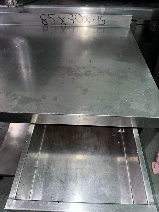 Mesa de acero inoxidable 85x70x75 en buen estado