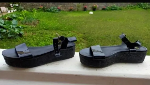 Sandalias negras de cuña