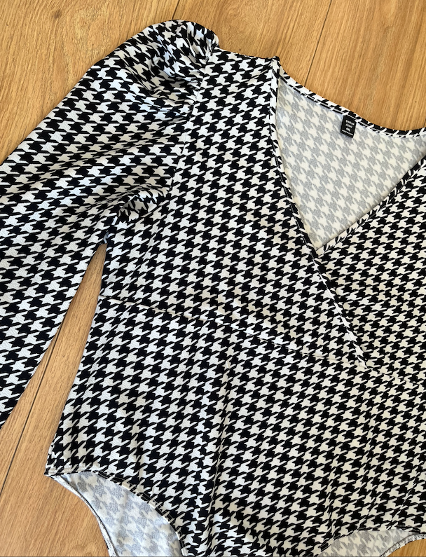 Body estampado pata de gallo blanco y negro